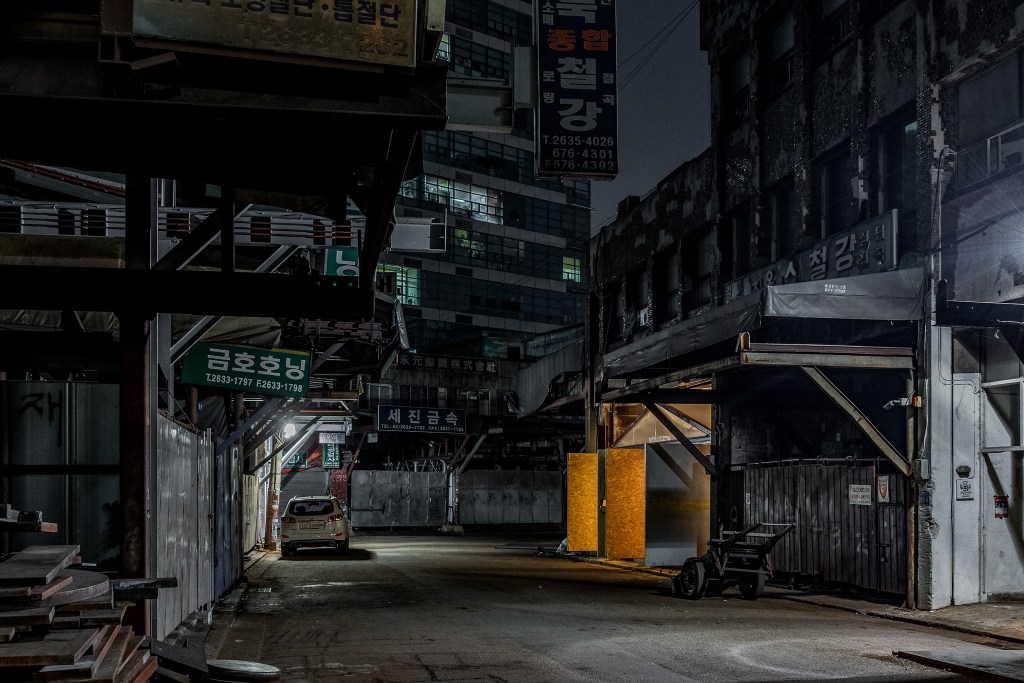 [ 어두운 길을 지나 만나는 빛&nbsp;]